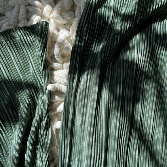 super stylish, forest green accordion fit and flare pants - Picture 4 of 5